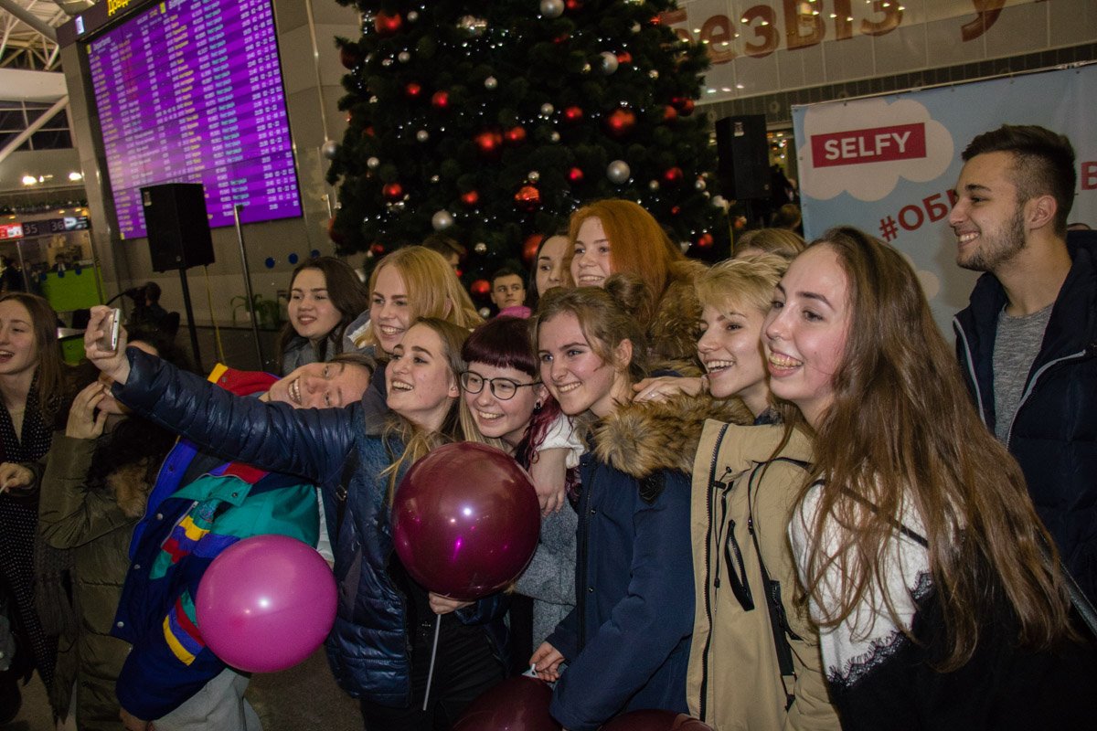 Помимо объятий все делали селфи Помимо объятий все делали селфи