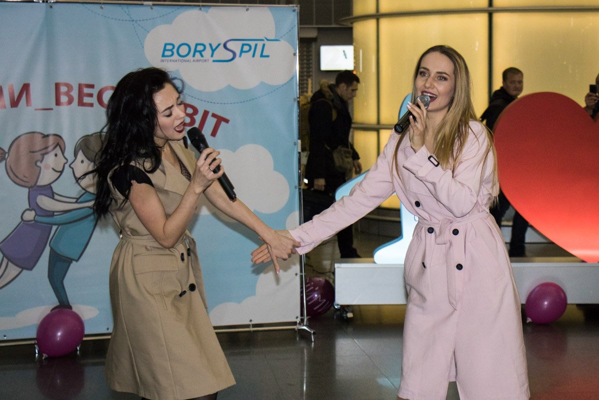 Гостей аэропорта в этот вечер развлекала группа Selfy Гостей аэропорта в этот вечер развлекала группа Selfy