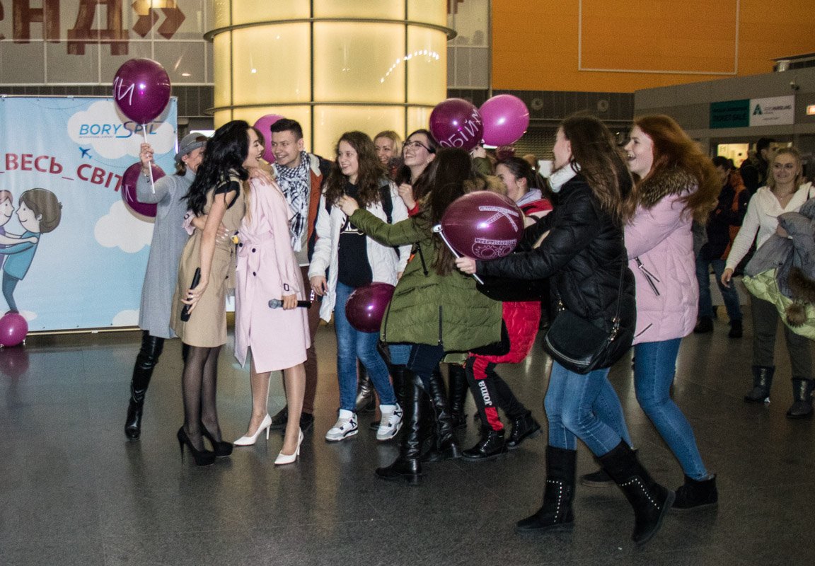 Девушки тоже "попали" под объятия толпы Девушки тоже "попали" под объятия толпы