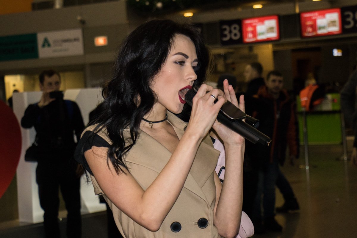 А наша Галя дуже балувана, балувана, балувана А наша Галя дуже балувана, балувана, балувана