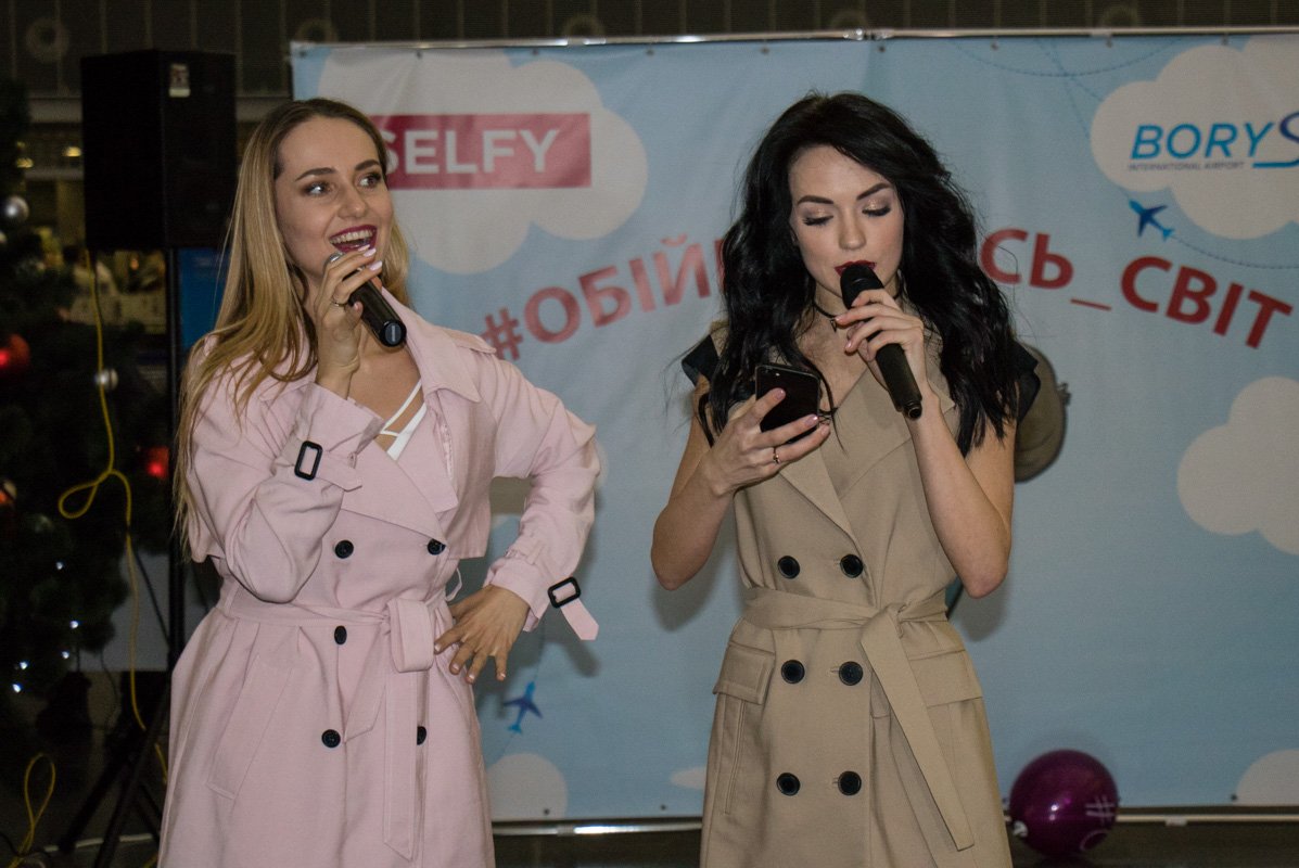 Для авиатуристов исполнили несколько заводных песен Для авиатуристов исполнили несколько заводных песен