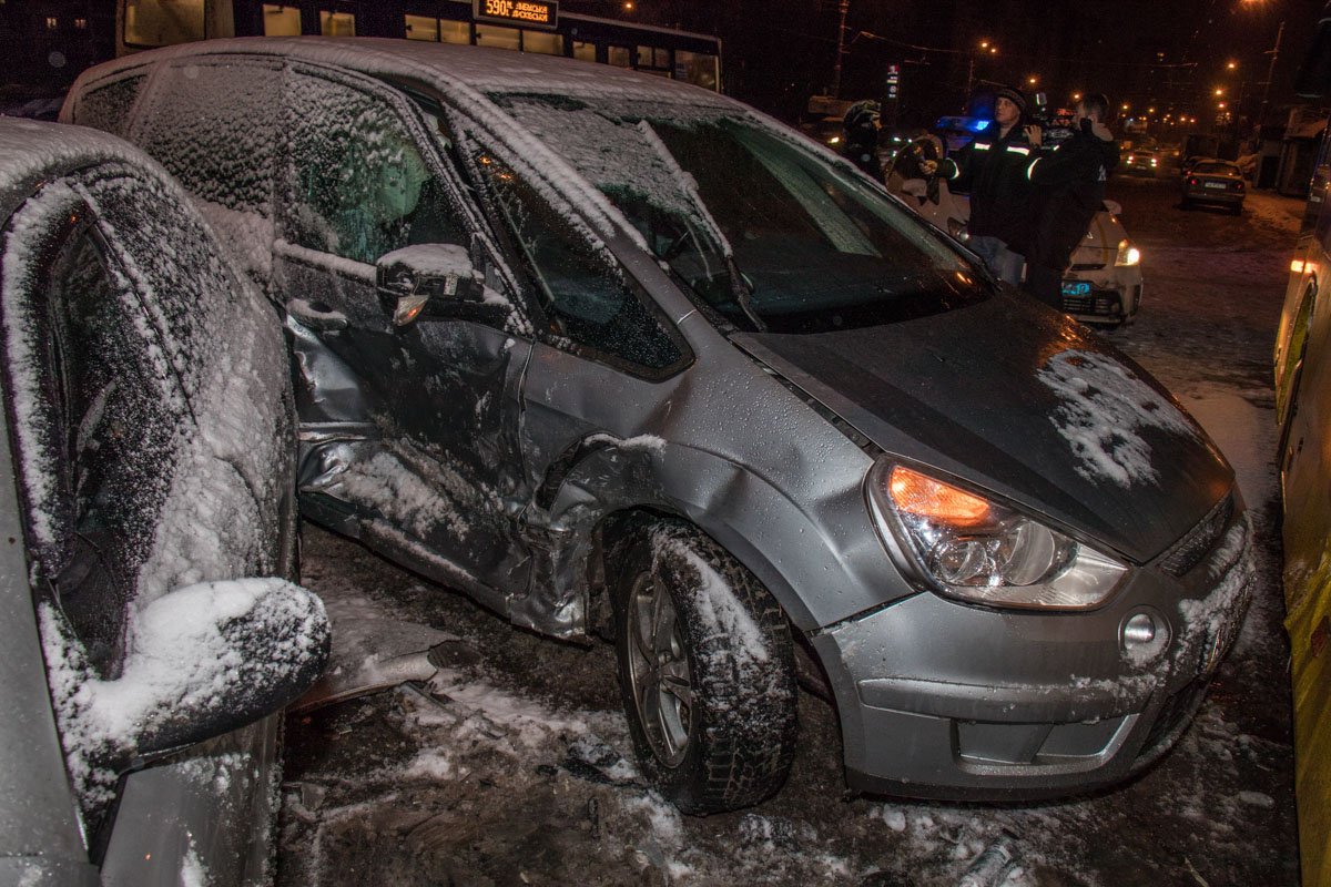 Ford врезался в Daewoo Lanos и 114-й автобус