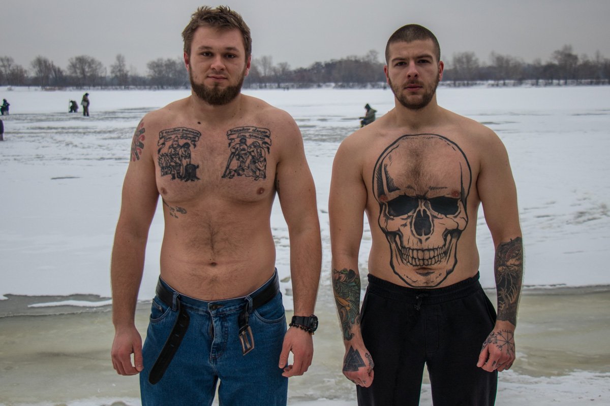 Окунуться в прорубь пришли и мужчины-красавцы из Информатора