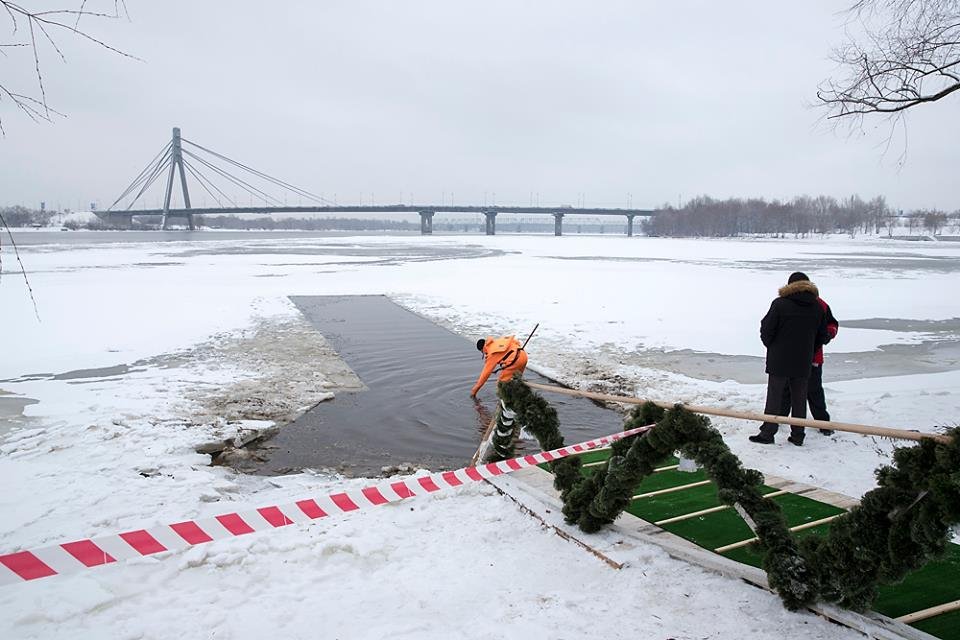Водолазы проверяют прорубь перед погружением