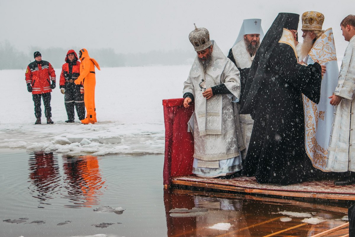 Митрополит вместе со священнослужителями готовятся к обряду освящения воды