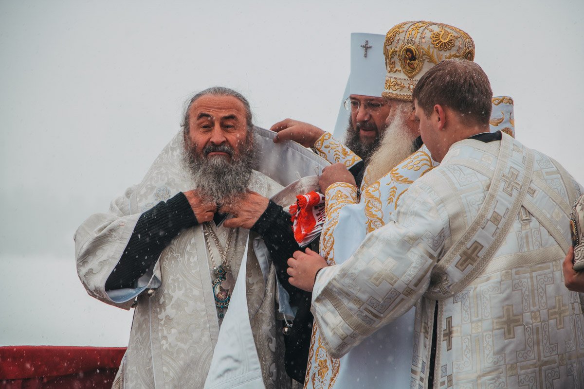 Митрополит Онуфрий надевает крест