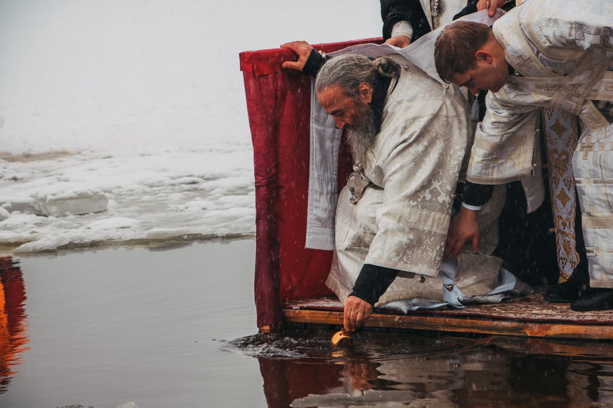 Процесс освящения воды митрополитом