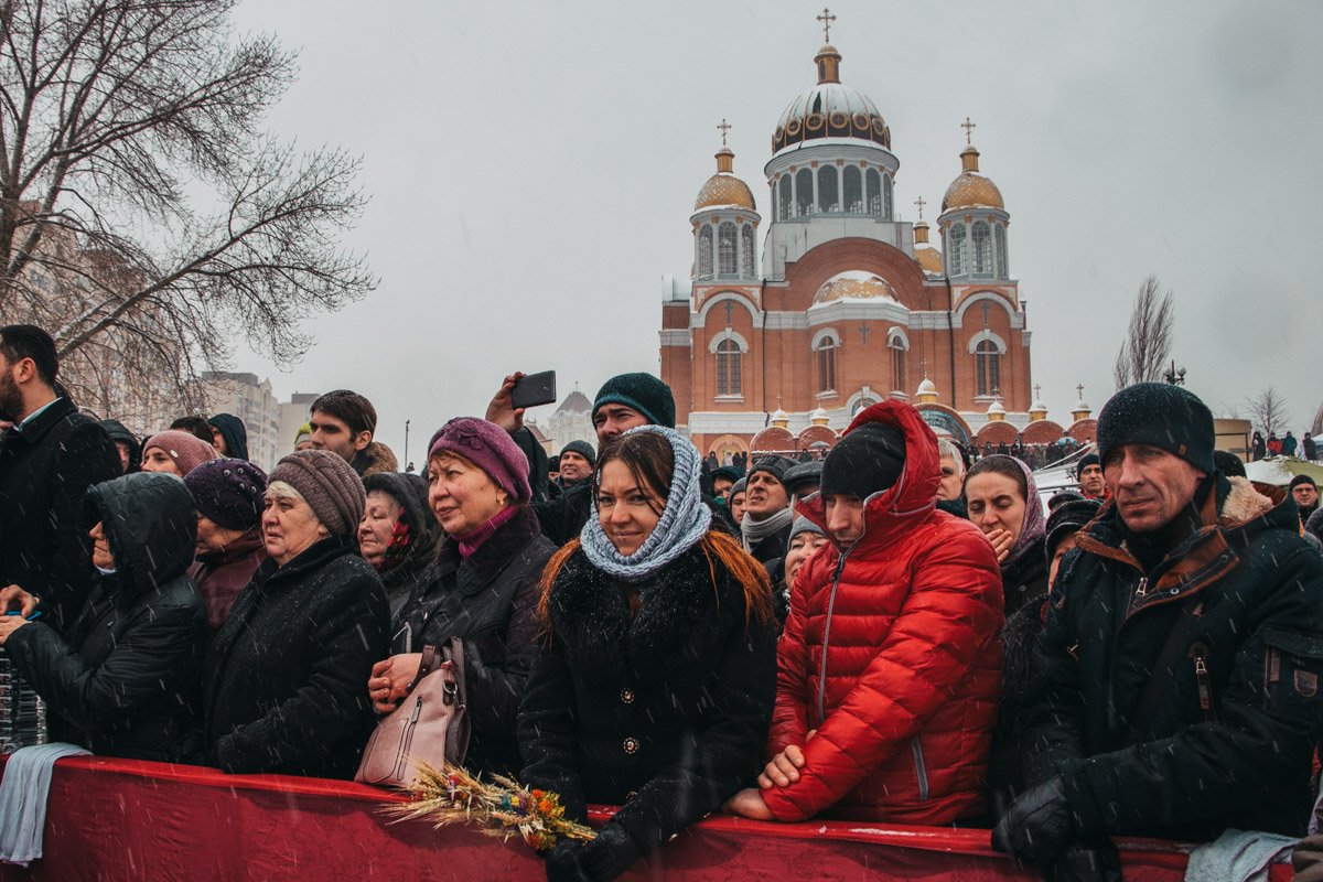 Посмотреть на митрополита на Оболонскую набережную пришли десятки людей