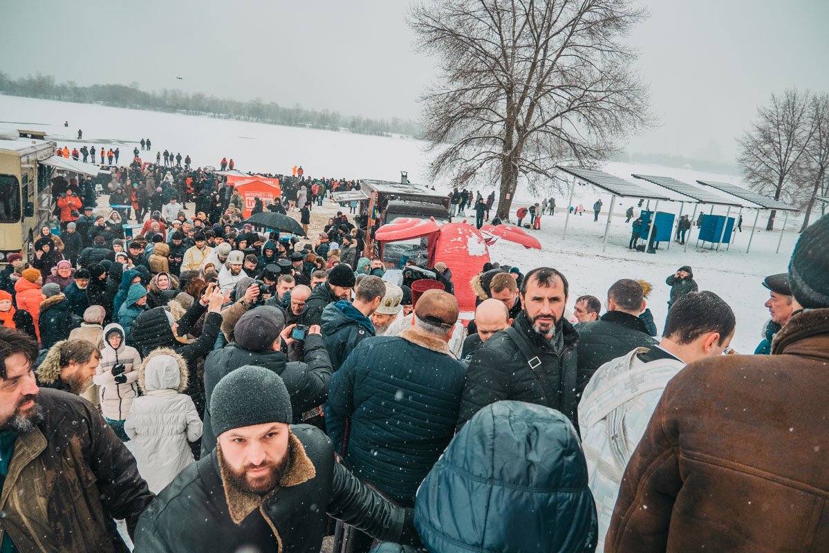 Не все хотели окунаться в проруби в этот день