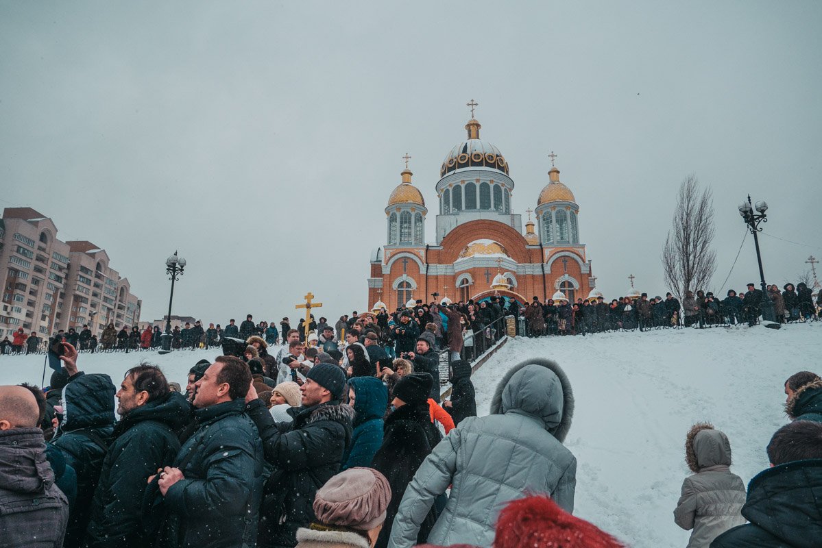 Некоторые прихожане стояли у стен собора