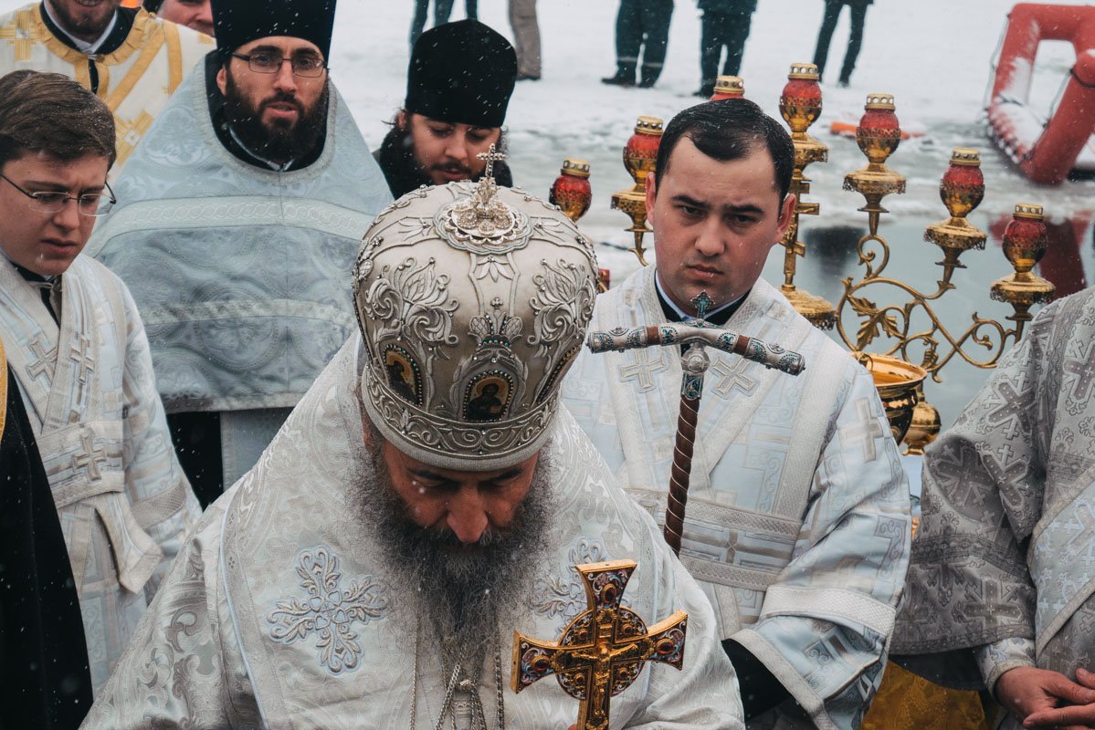  Также священнослужитель освятил водой всех присутствующих