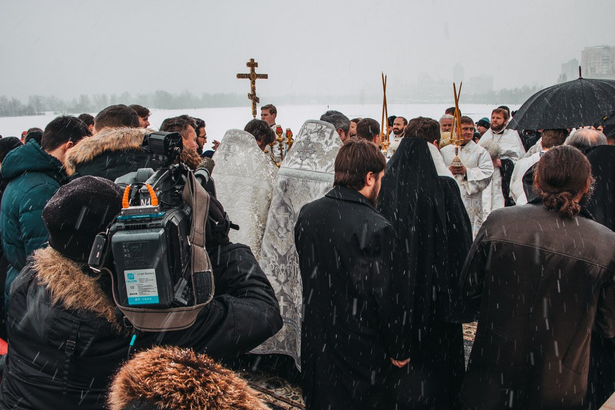 Посмотреть на обряд освящения пришли также журналисты