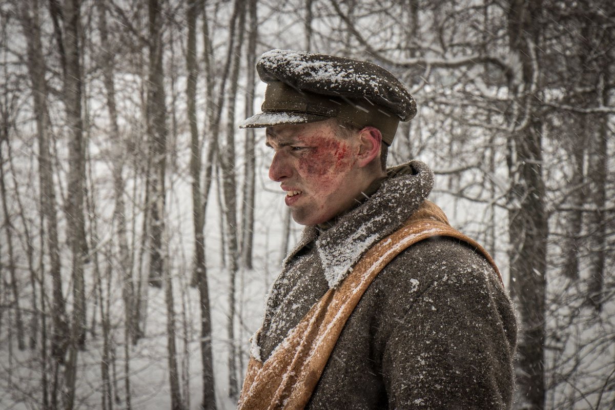 Лица солдат в крови, словно после настоящей битвы