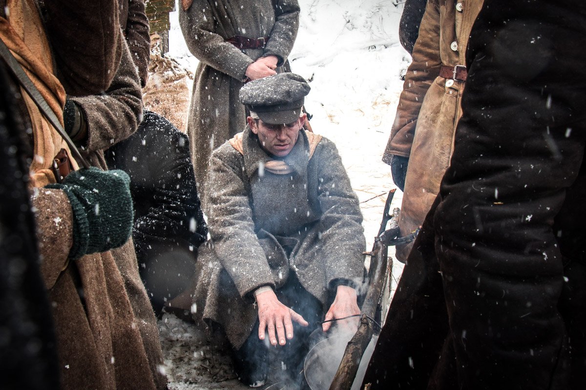 Актеры греются во время перерывов между съемками