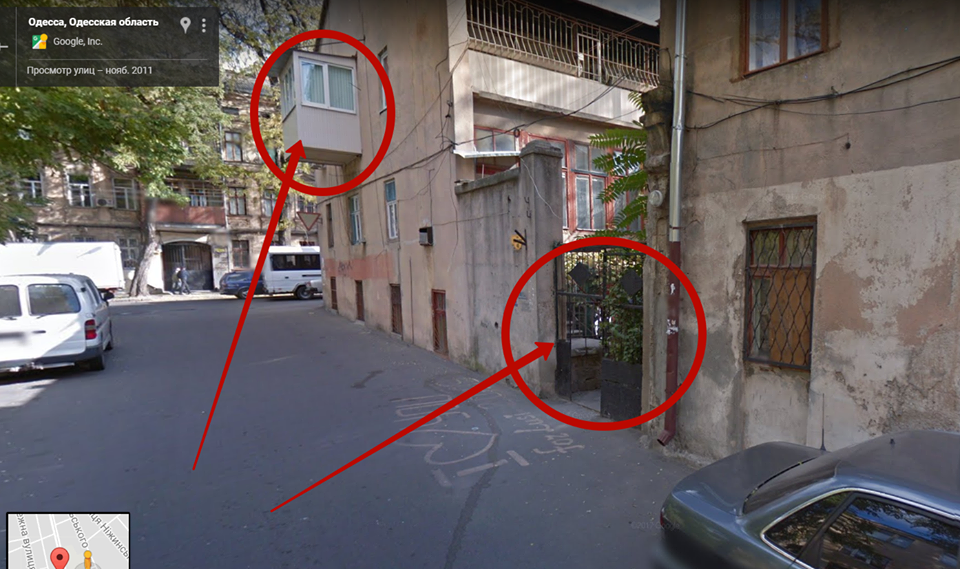 На фото обозначены балкон, с которого велась съемка, и подворотня - где прятался злоумышленник На фото обозначены балкон, с которого велась съемка, и подворотня - где прятался злоумышленник