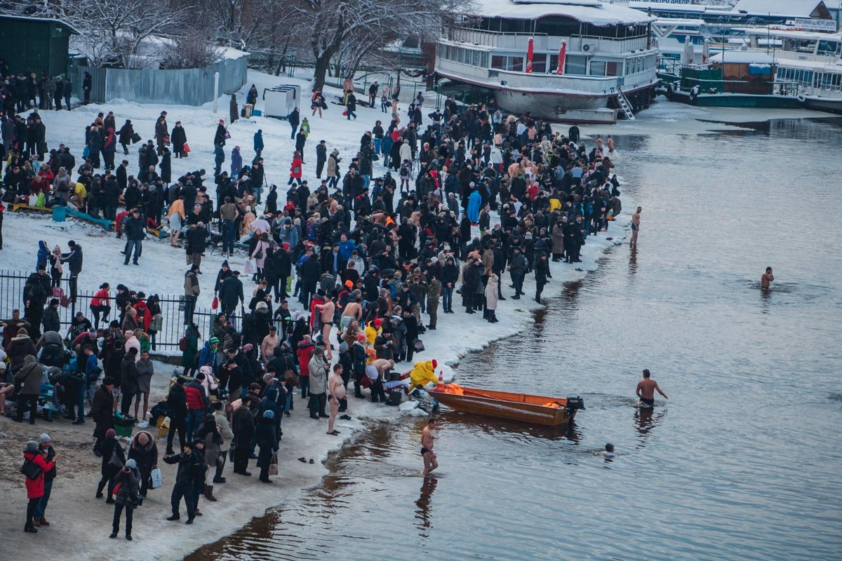 Окунуться в Днепре пришли сотни киевлян