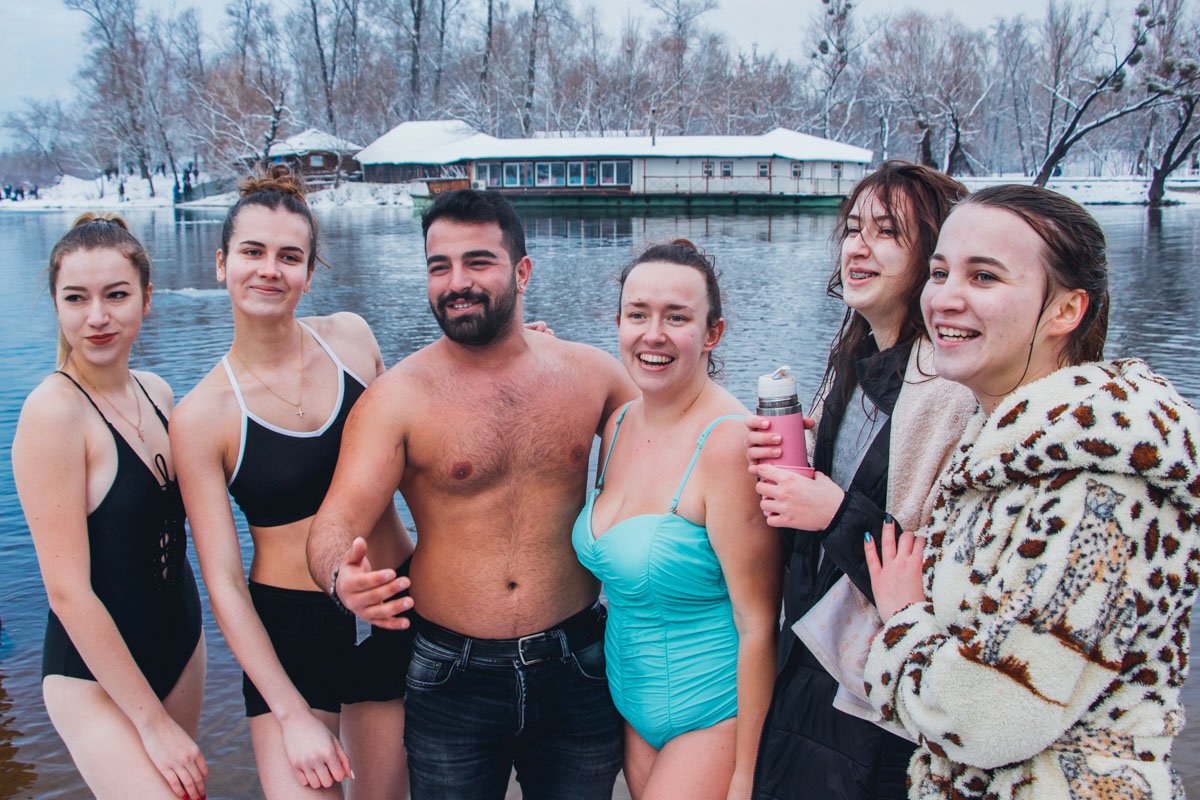 После купаний многие делали совместные фото