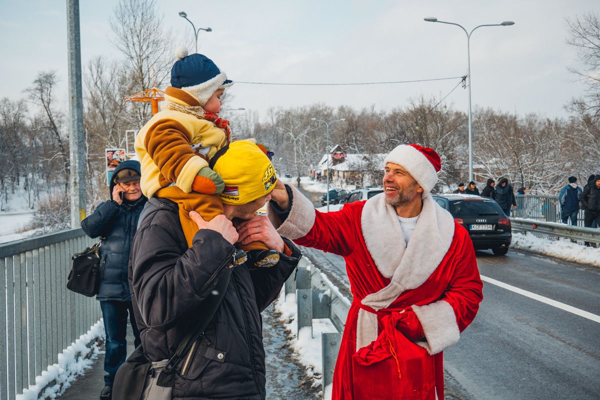 На мосту в этот день можно было встретить и Деда Мороза