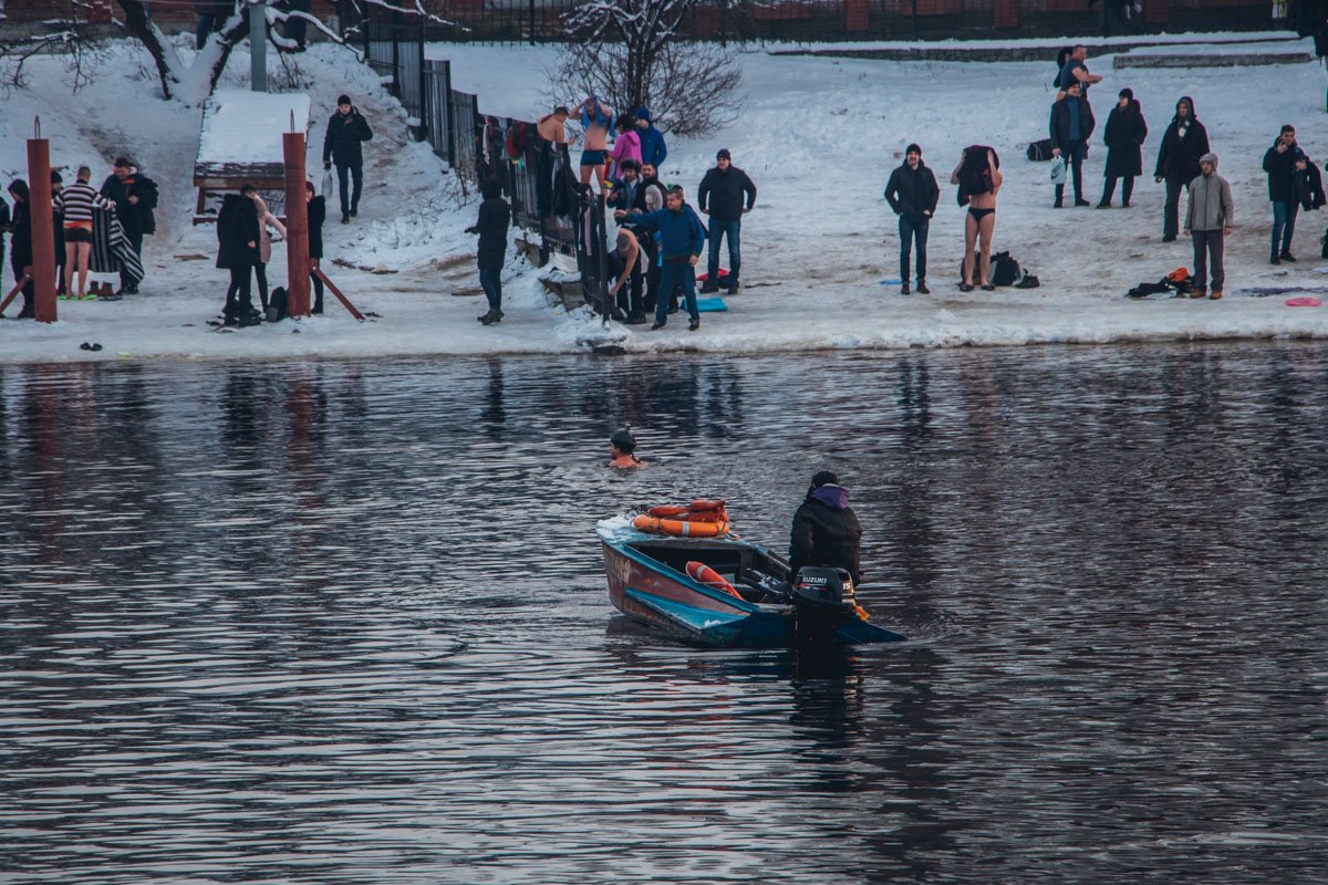 На воде за порядком следили спасатели