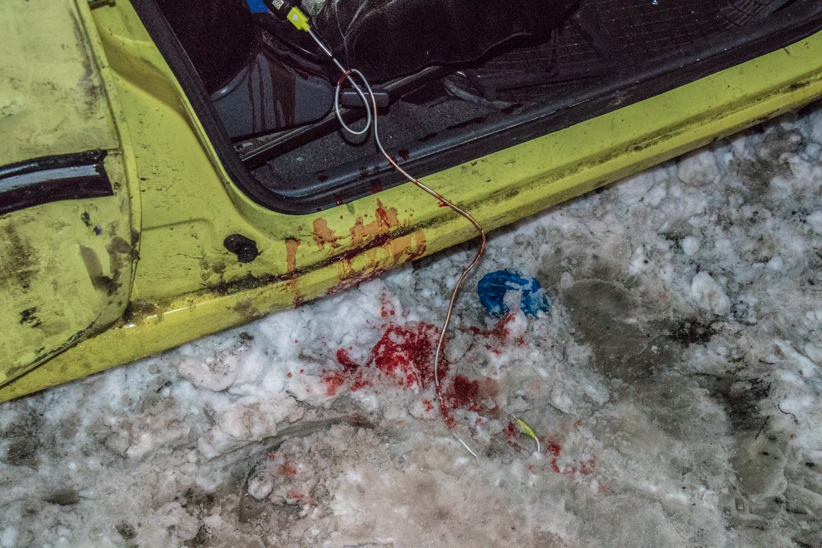 Audi влетела в припаркованный Daewoo Корпус Daewoo сильно деформирован