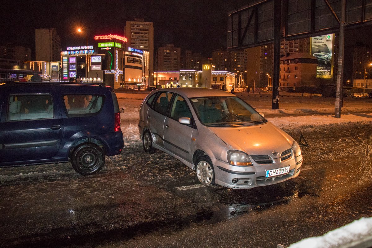 Водитель Nissan говорит, что его подрезал неизвестный джип и скрылся Водитель Nissan говорит, что его подрезал неизвестный джип и скрылся