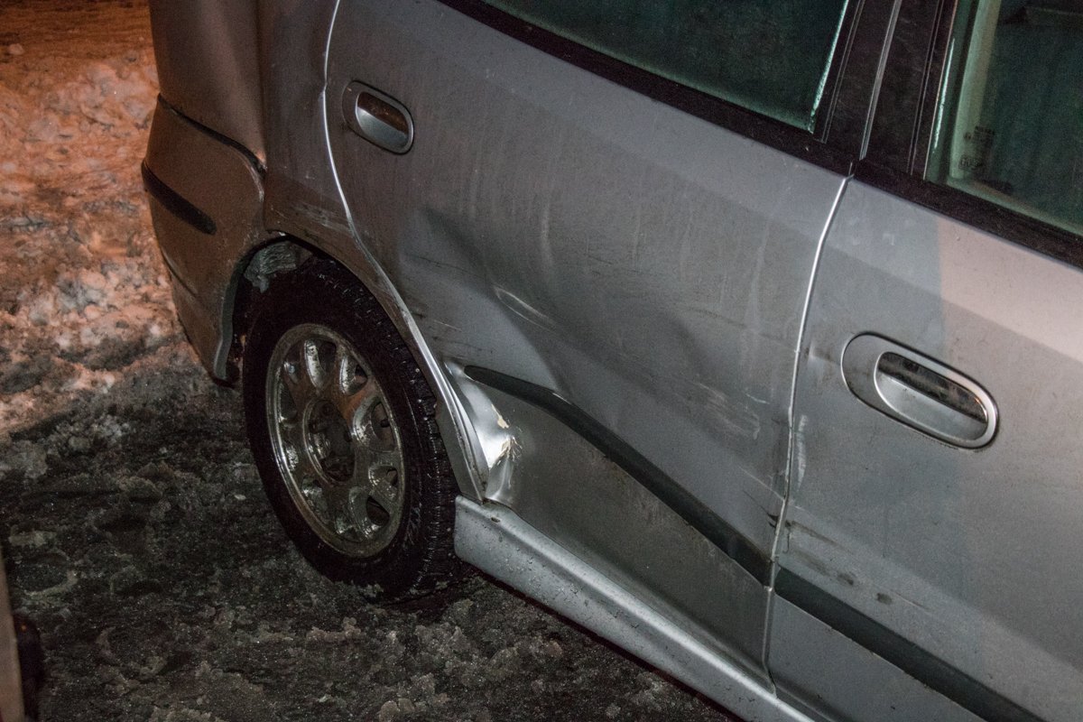 Nissan резко свернул вправо и ударил припаркованный у обочины Dacia Nissan резко свернул вправо и ударил припаркованный у обочины Dacia