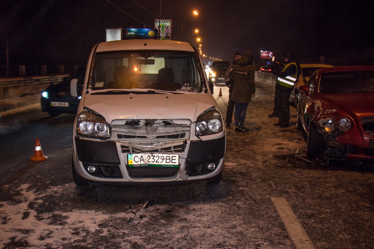 Автомобили стояли в пробке из-за ДТП впереди Автомобили стояли в пробке из-за ДТП впереди