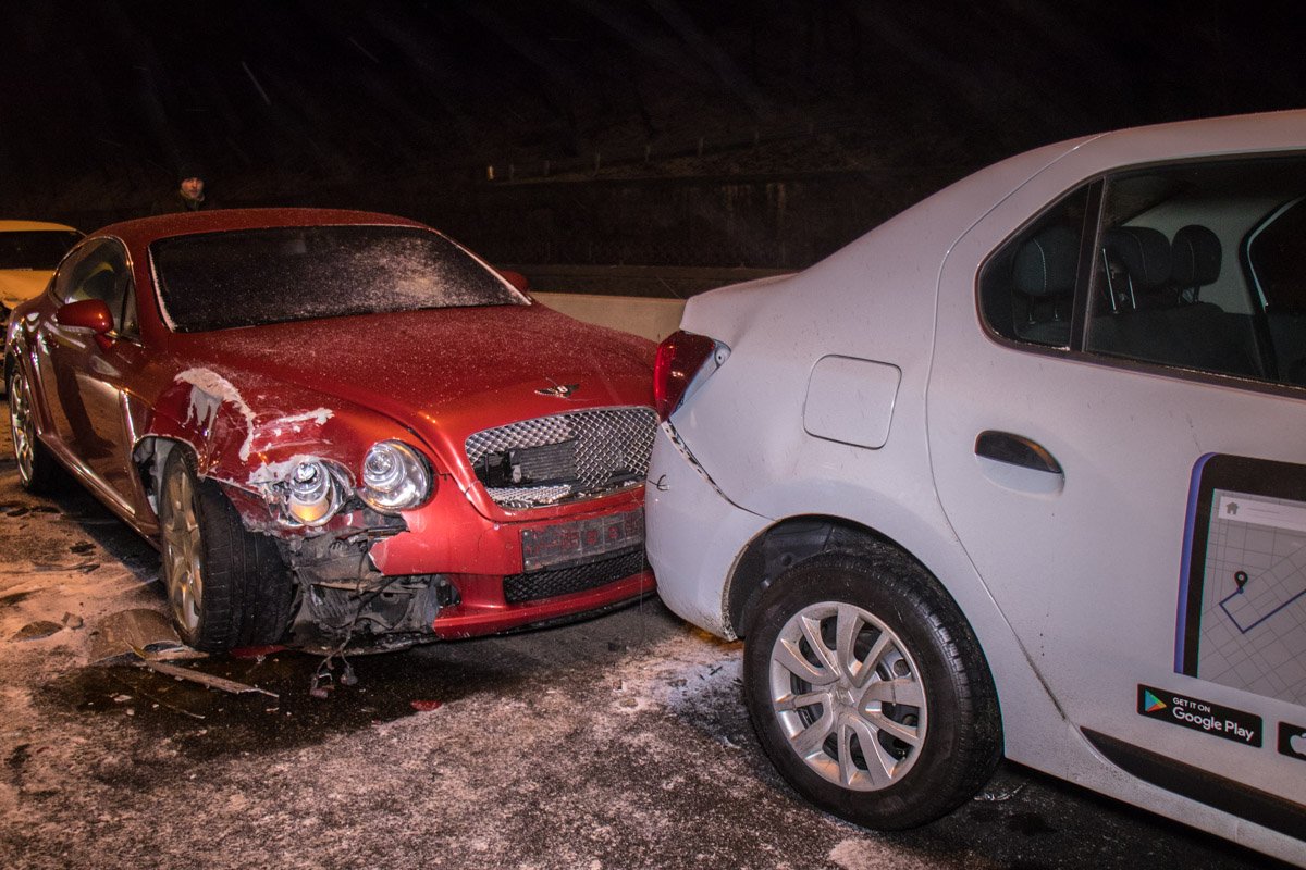 Bentley въехал в Renault Logan Bentley въехал в Renault Logan