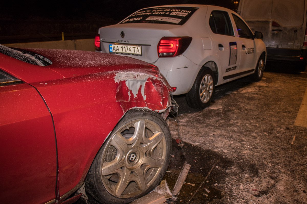 За рулем Renault Logan был таксист Uber За рулем Renault Logan был таксист Uber