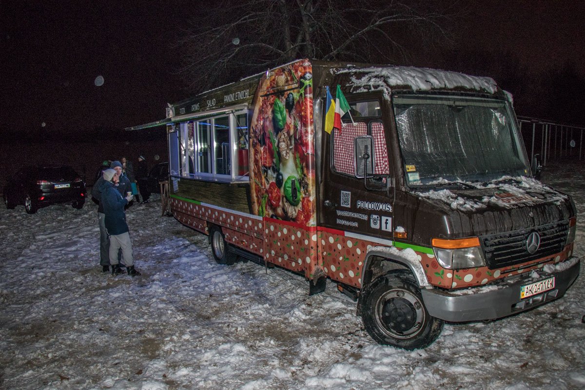 Некоторые торговцы подсуетились и начали продавать горячие напитки прямо у проруби