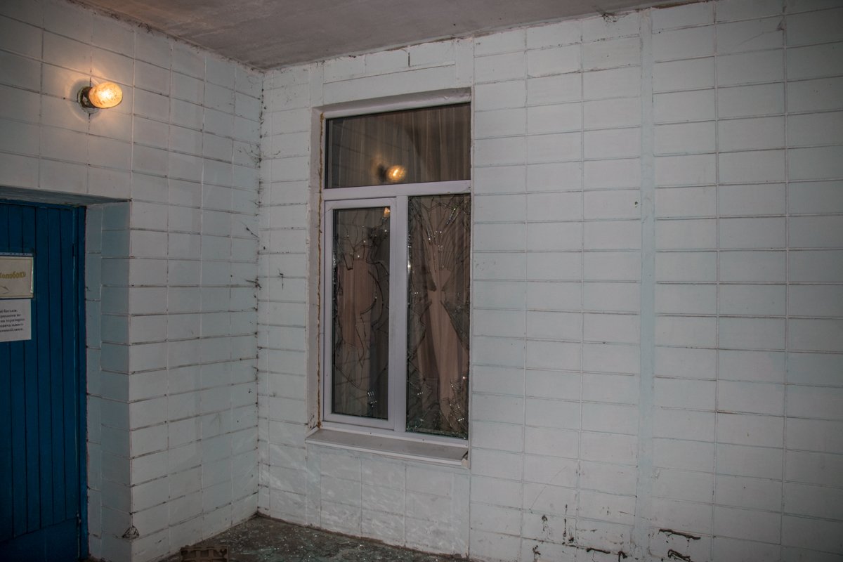 Хулиган разбил 2 окна