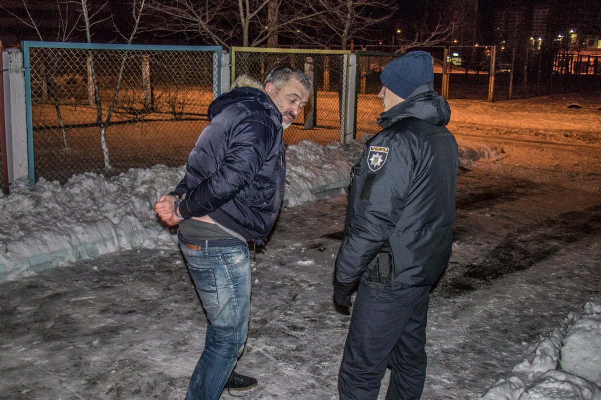 Полицейские надели на хулигана наручники