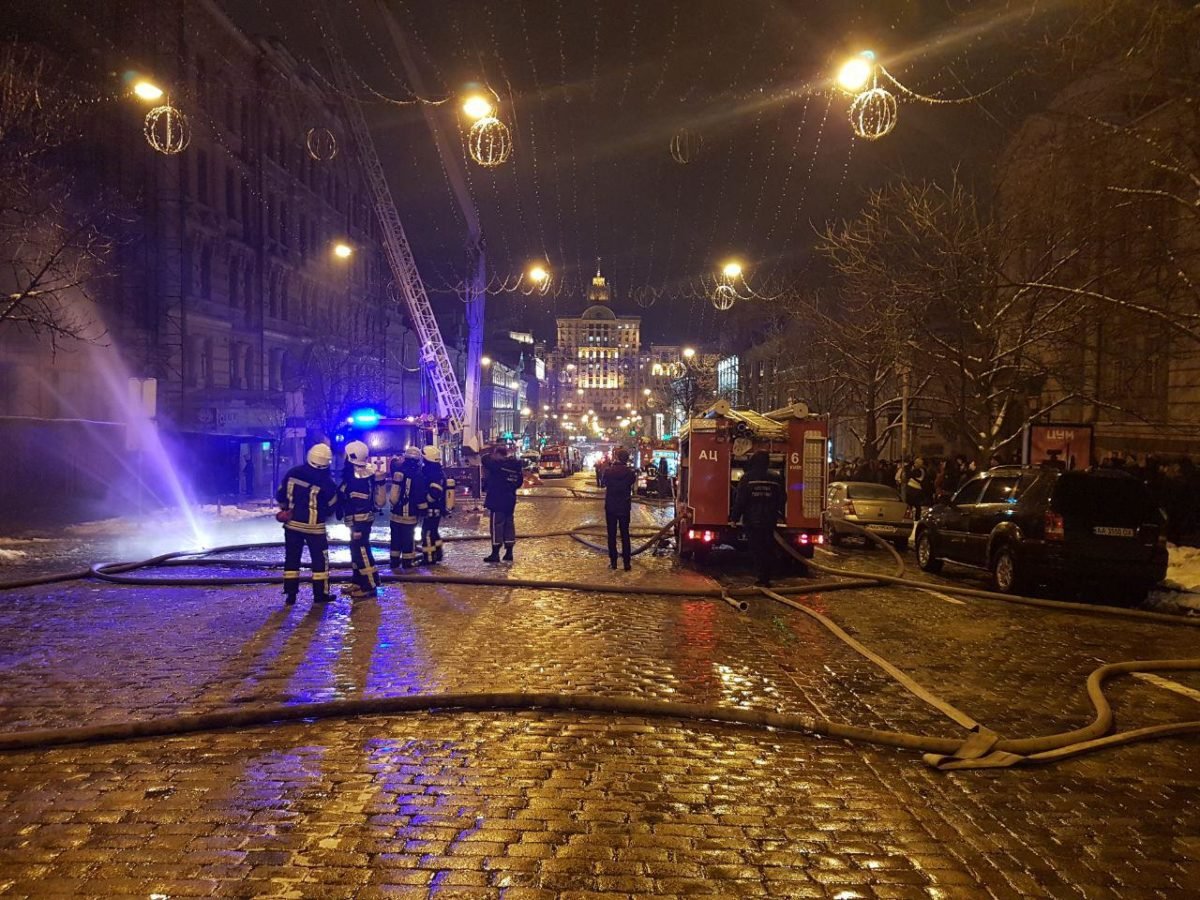 На Театральной горит дом