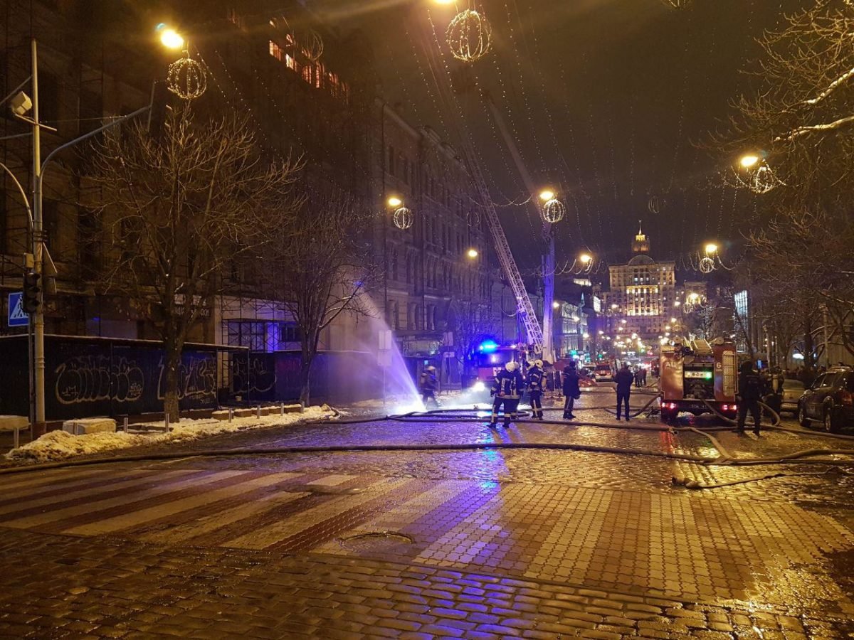 На месте работают спасатели