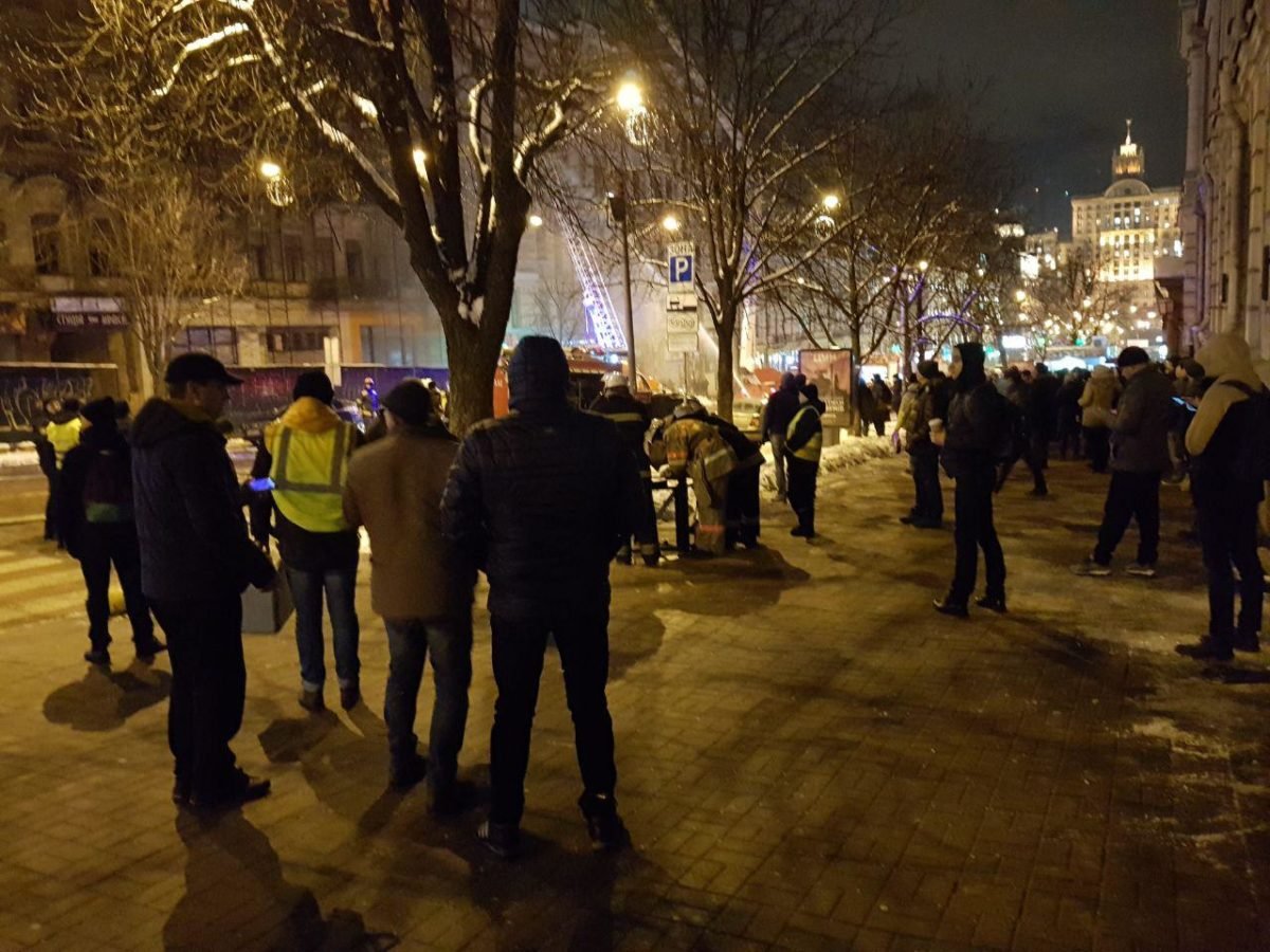 Также возле дома, который горит, дежурят патрульные