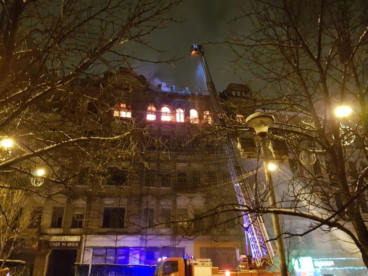 Для тушение пожара спасатели задействовали кран