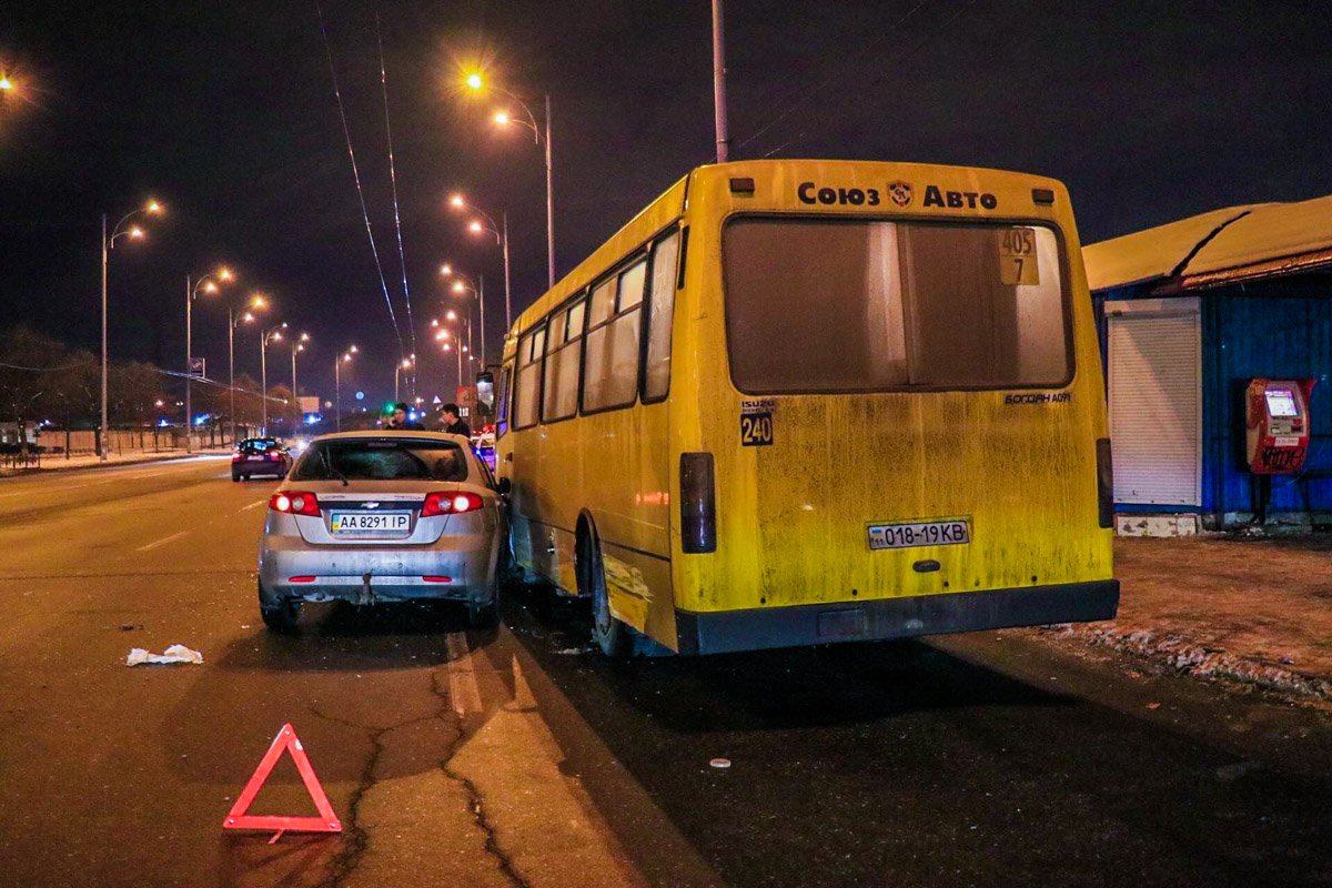 Авария произошла на перекрестке улиц Закревского и Драйзера Авария произошла на перекрестке улиц Закревского и Драйзера