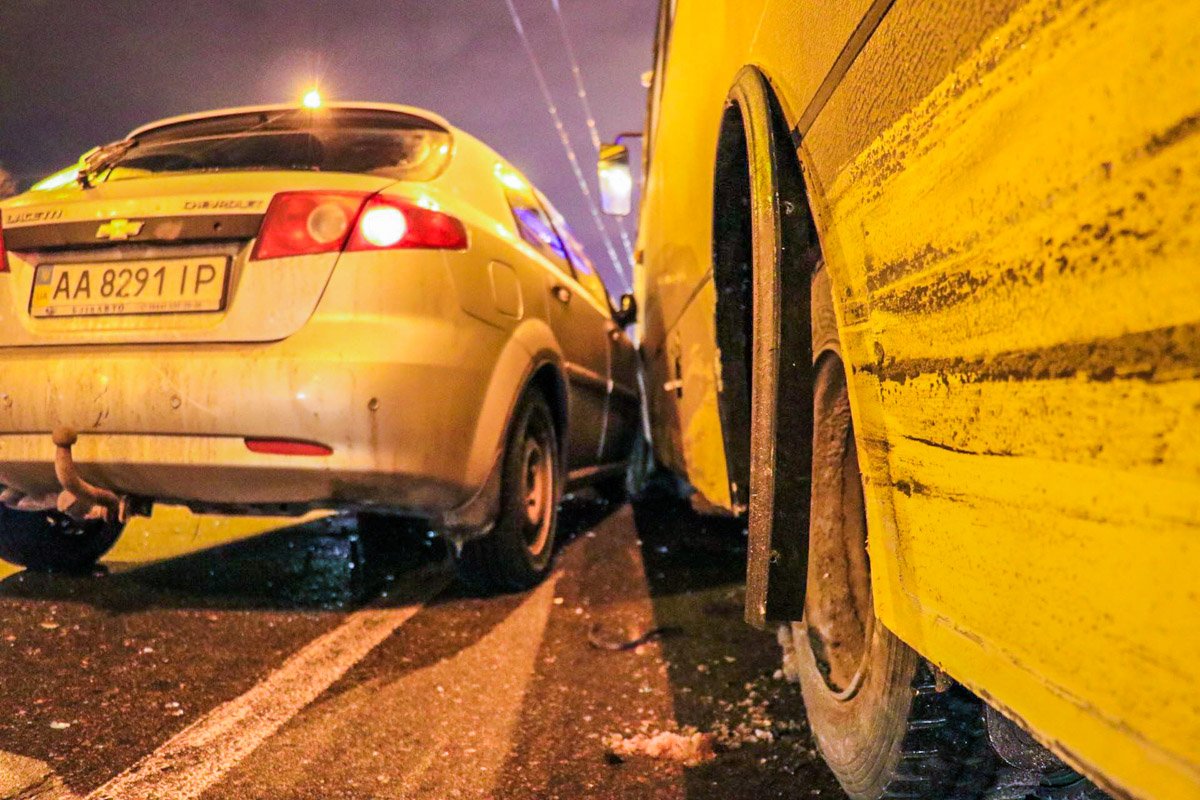 Столкнулись маршрутка и Chevrolet Lacetti Столкнулись маршрутка и Chevrolet Lacetti