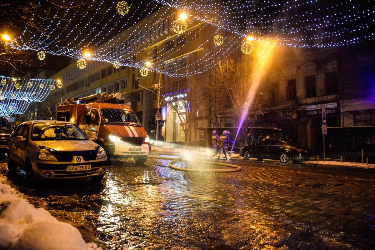 На месте работали спасатели