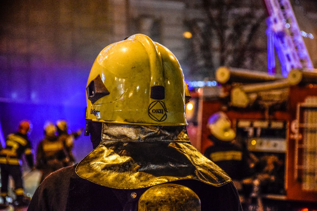 Спасатели боролись с огнем