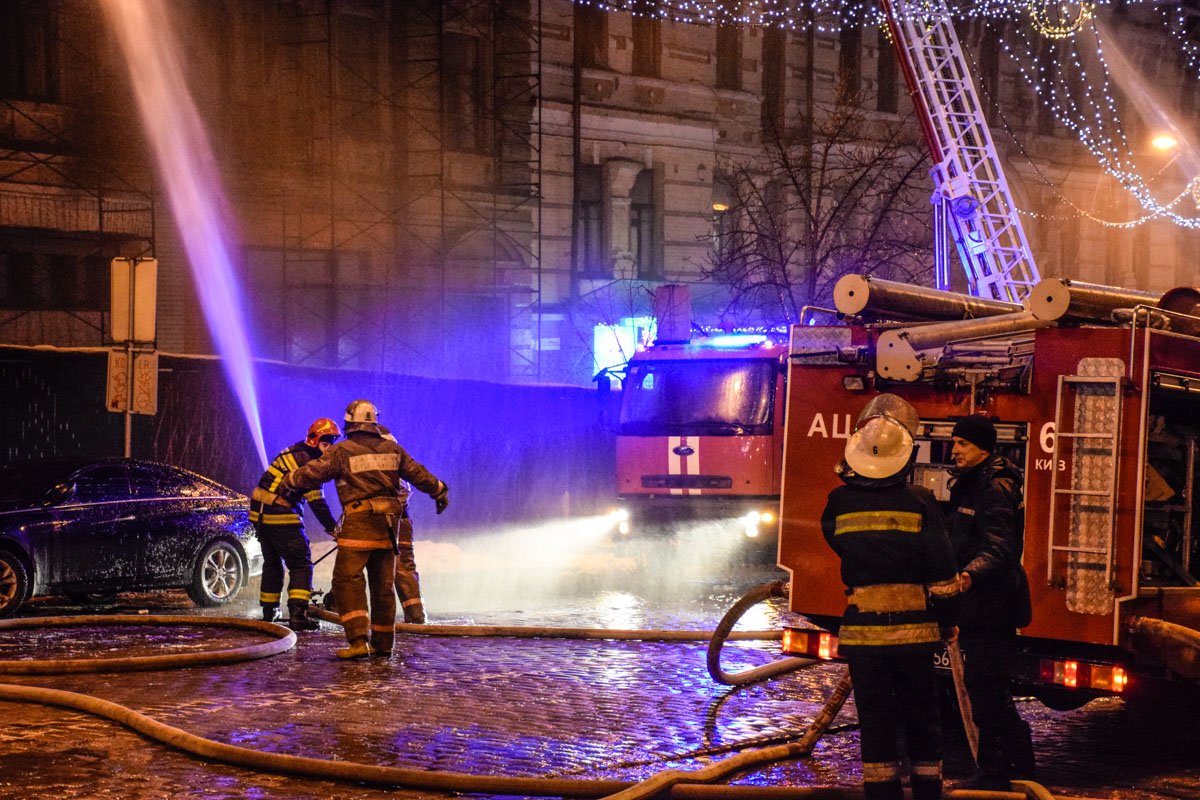 Горели 5 и 6 этажи здания