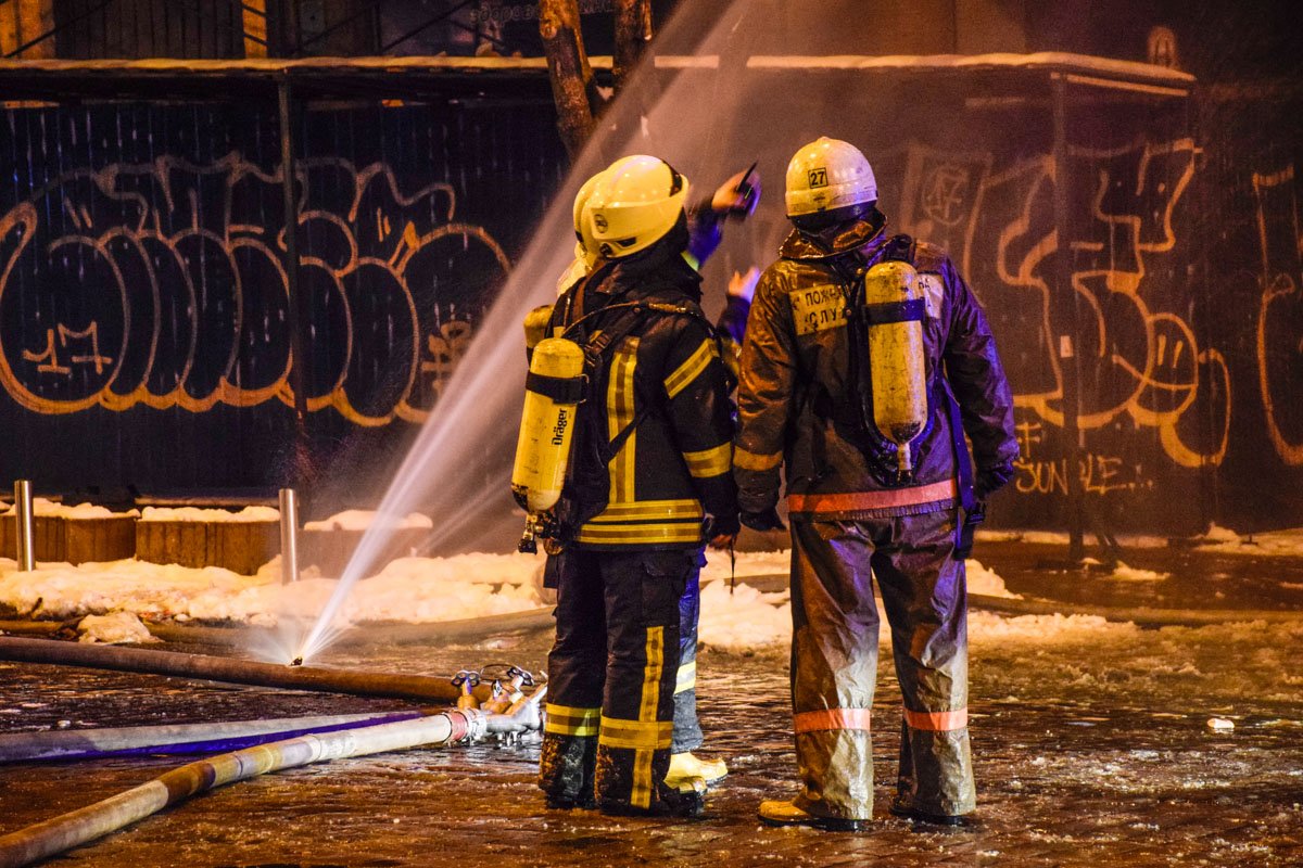 Возле пожара развернули оперативный штаб