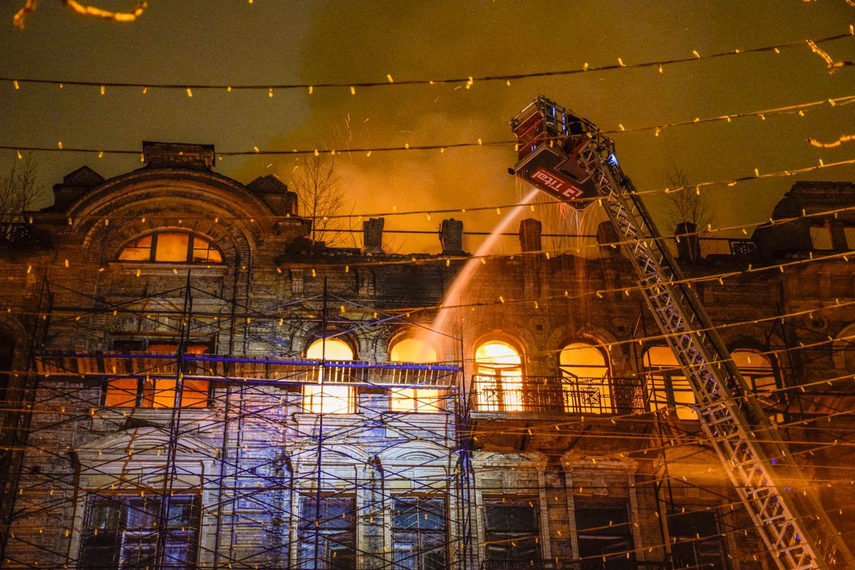 Здание уже не охвачено огнем