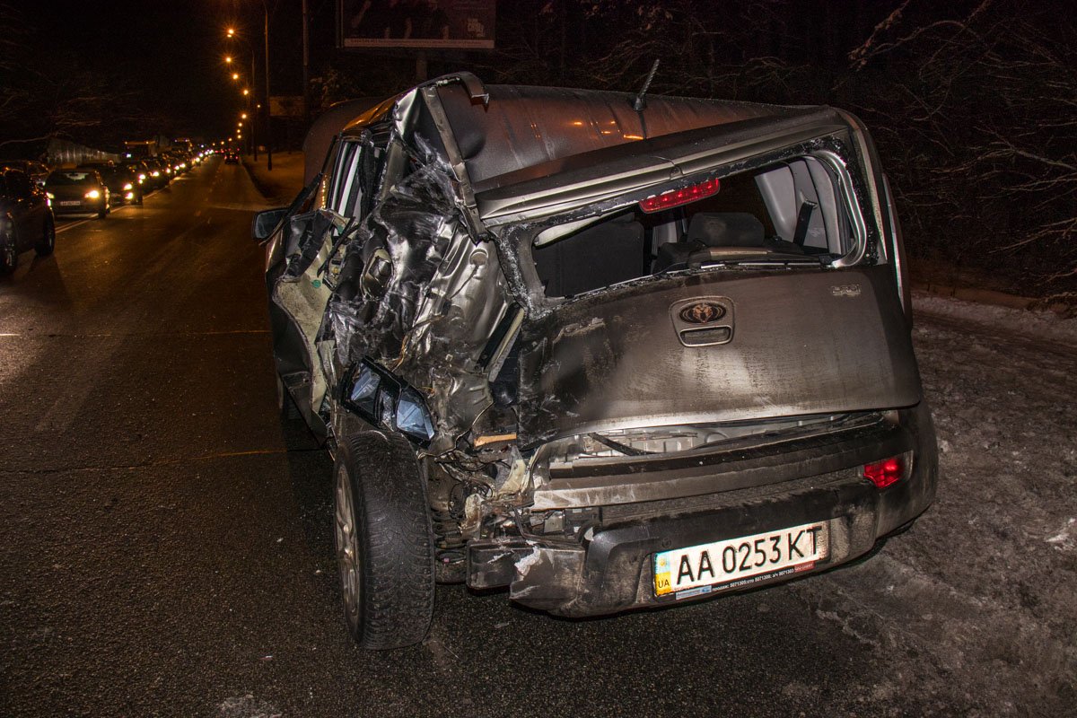 В момент столкновения KIA пропускал пешеходов В момент столкновения KIA пропускал пешеходов