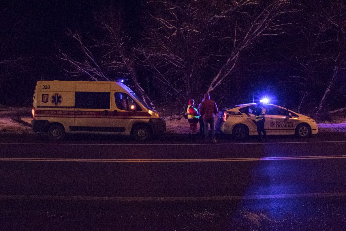 На месте происшествия работают патрульные и медики, три человека госпитализированы На месте происшествия работают патрульные и медики, три человека госпитализированы