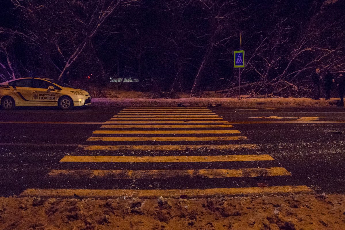 Пешехода сбили на переходе, его забрала скорая Пешехода сбили на переходе, его забрала "скорая" width="1200" height="800"><figcaption> Пешехода сбили на переходе, его забрала "скорая"
</figcaption></figure></p><p><figure class="image"><img class="wp-image-78103 size-full" title="Из-за ДТП образовалась пробка" src="https://cdn.informator.ua/@dp/media/kiev/2023/10/13/6528ab7f1b61d.jpg" alt="Из-за ДТП образовалась пробка" width="1200" height="800"><figcaption> Из-за ДТП образовалась пробка
</figcaption></figure></p><p>Напомним, что 16 января, автомобиль Toyota Camry на большой скорости <a href="https://kiev.informator.ua/2018/01/16/v-kieve-toyota-vletela-v-oporu-mosta-pogibshego-muzhchinu-vyrezali-iz-avto/">врезался в опору моста Метро</a>. Погибшего пассажира спасатели вырезали из машины.
</p><p></p><p style="text-align: right;"><strong>Владислав Гарнаев</strong></p>
<p></p><p style="text-align: right;"><strong>Фото: Владислав Леонов</strong></p></body></html>