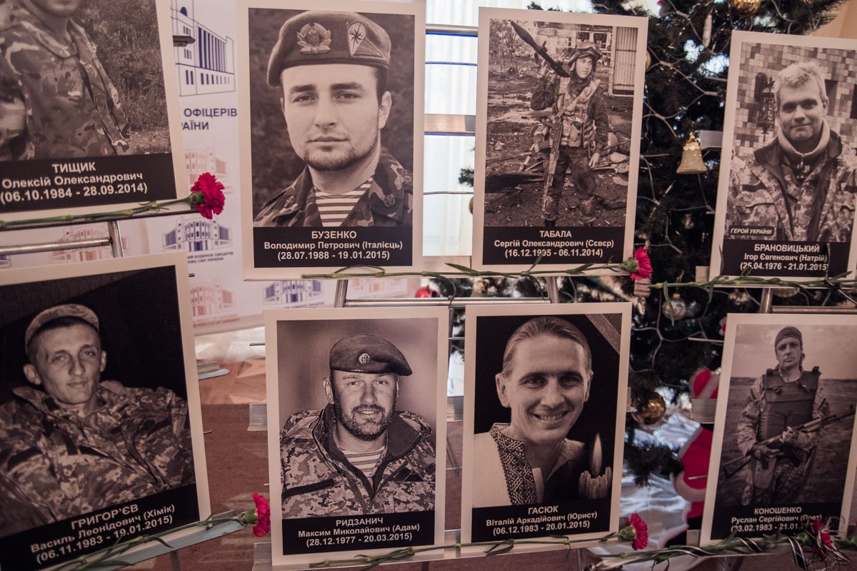 По всему дому офицеров расставлены фото Киборгов По всему Дому офицеров расставлены фото Киборгов