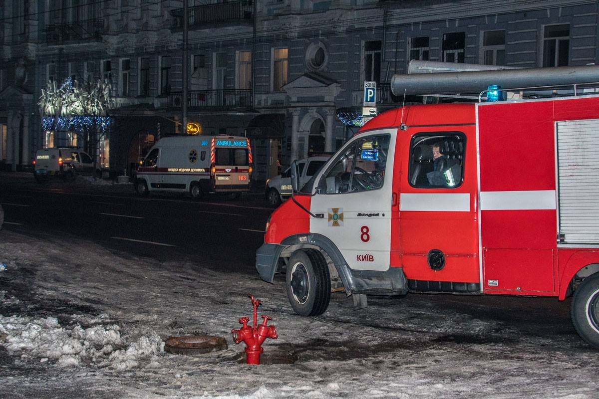По адресу прибыли взрывотехники, два экипажа патрульных, спасатели и "скорая" width="1200" height="800"><figcaption> На место прибыли взрывотехники, два экипажа патрульных, спасатели и "скорая"</figcaption></figure></p><p><figure class="image"><img class="wp-image-78198 size-full" src="https://cdn.informator.ua/@dp/media/kiev/2023/10/13/6528ab89e07a5.jpg" alt="Никто не пострадал " width="1200" height="800"><figcaption> Никто не пострадал</figcaption></figure></p><p><figure class="image"><img class="wp-image-78199 size-full" src="https://cdn.informator.ua/@dp/media/kiev/2023/10/13/6528ab8a42a1d.jpg" alt="Использовать рабочие приспособления пожарным не пришлось " width="1200" height="800"><figcaption> Использовать рабочие приспособления пожарным не пришлось</figcaption></figure></p><p><figure class="image"><img class="wp-image-78200 size-full" src="https://cdn.informator.ua/@dp/media/kiev/2023/10/13/6528ab8a918fe.jpg" alt="Взрывоопасных предметов в помещении не обнаружили " width="1200" height="800"><figcaption> Взрывоопасных предметов в помещении не обнаружили</figcaption></figure></p><p>Напомним, в<strong> </strong>ночь на 17 января в полицию сообщили, что <a href="https://kiev.informator.ua/2017/12/22/v-kieve-zaminirovali-detskij-mir-evakuirovali-100-chelovek/">станция метро «Демеевская» заминирована</a>. Опасных предметов не обнаружили. Правоохранители установили, что звонили из телефонного автомата в Соломенском районе.</p><p></p><p style="text-align: right;"><strong>Оксана Юрченко</strong></p><p></p><p style="text-align: right;"><strong>Фото: Дмитрий Коротчин</strong></p></body></html>