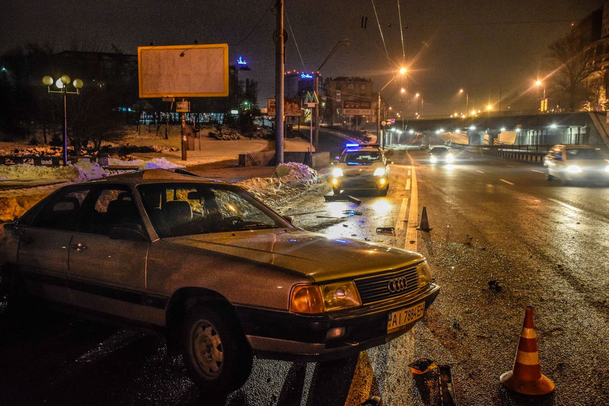 В районе станции метро "Берестейская" столкнулись Honda Civic, Skoda Fabia и Audi 100