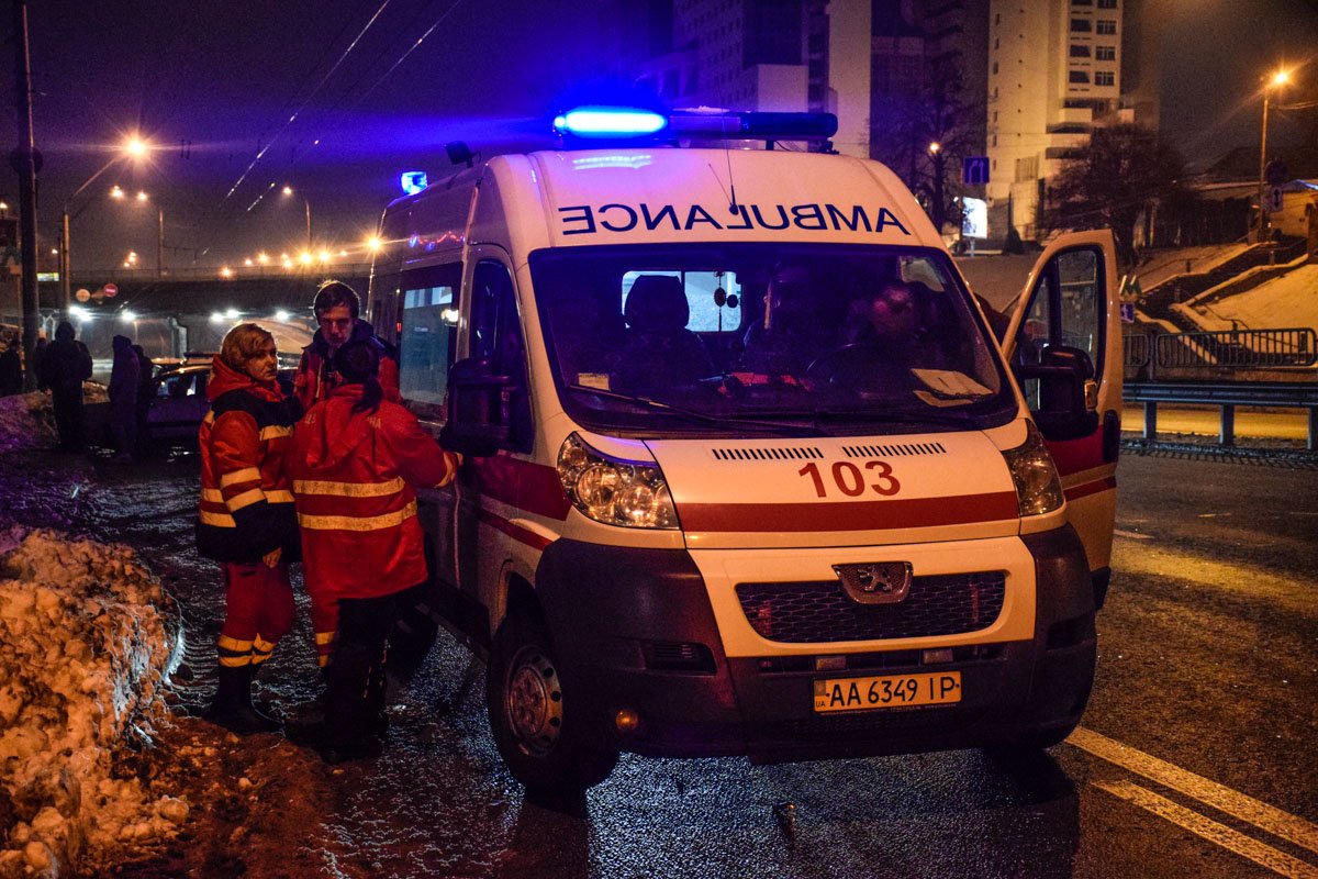 На месте работала "скорая"